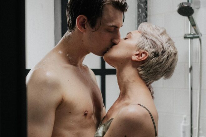 בתוך העולם האלגנטי והמסקרן של הדירה הדיסקרטית