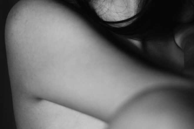 "בתוך עולמו של דירה דיסקרטית חוקי: חקירת המחלוקת סביב זנות"