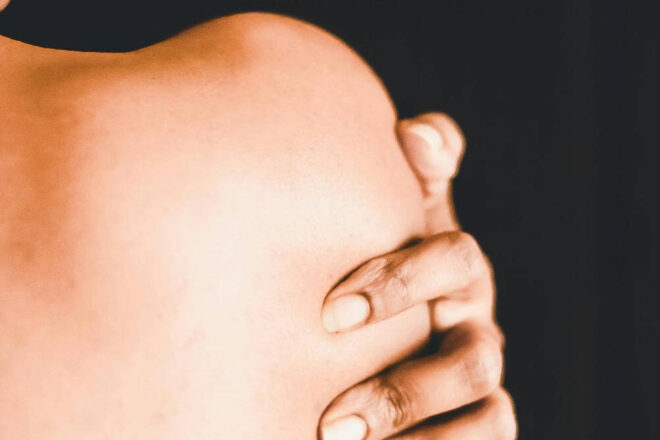 דירה דיסקרטית: לחקור את ההיסטוריה והמחלוקת סביב המקצוע העתיק בעולם.